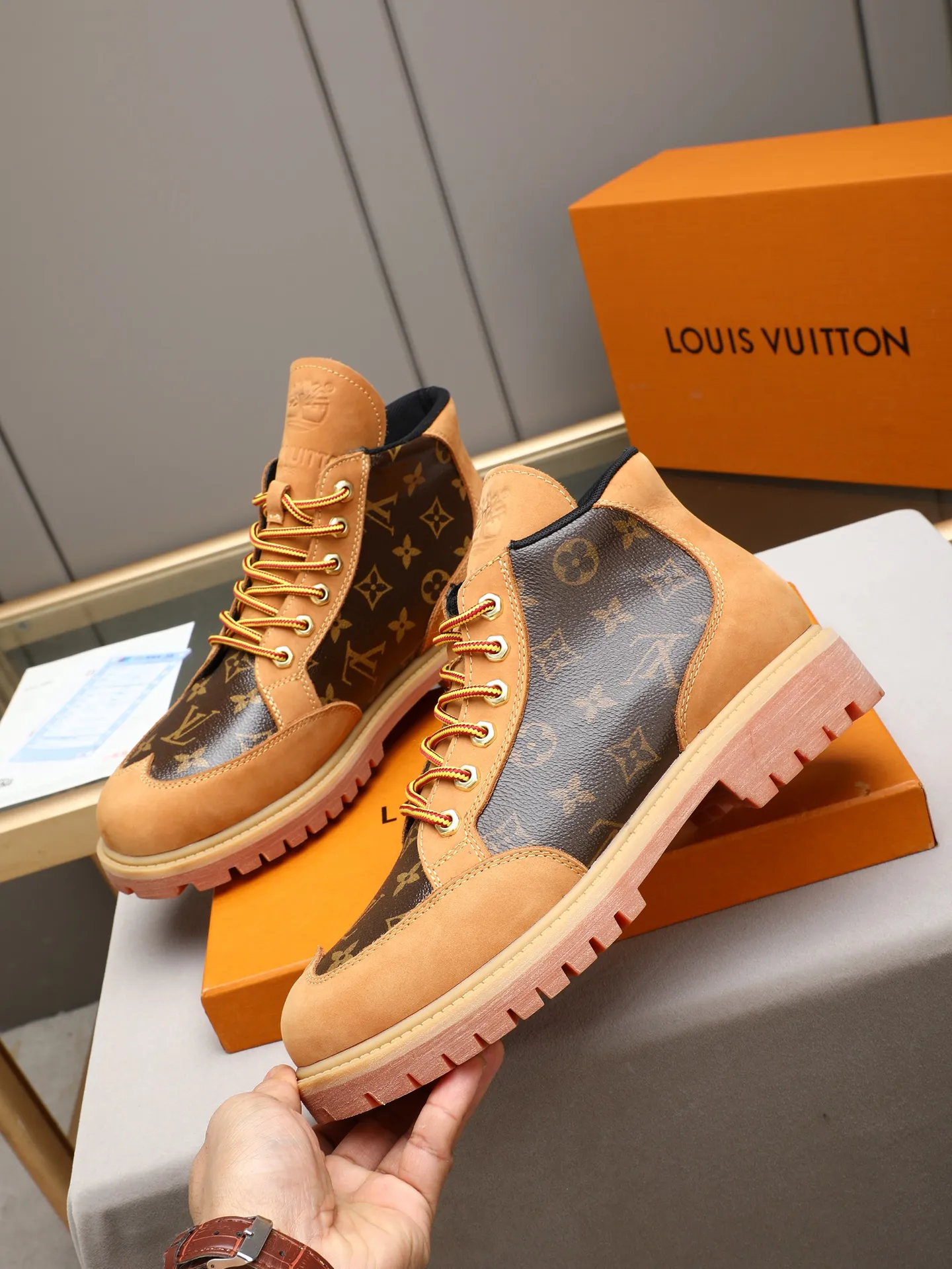 PP460 LOUIS VUITTON ss25 LV donkey brand new thick-soled lace-up big-toe shoes men's casual shoes high-top short boots. These boots are crafted from top-grain calf leather for a lightweight and comfortable fit. The thick EVA outsole is embellished with eye-catching ridges, and the trendy attitude of being both strong and soft makes it an everyday choice. ✔Upper: imported first-layer cowhide ✔Inner lining: sheep lining ✔Outsole: original molded outsole Size: 38-44 (45 customized)